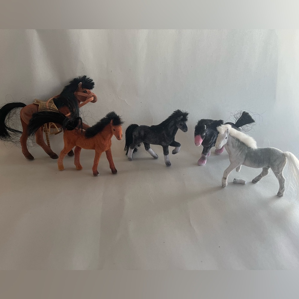 Family of Flocked Horses set of 5‎